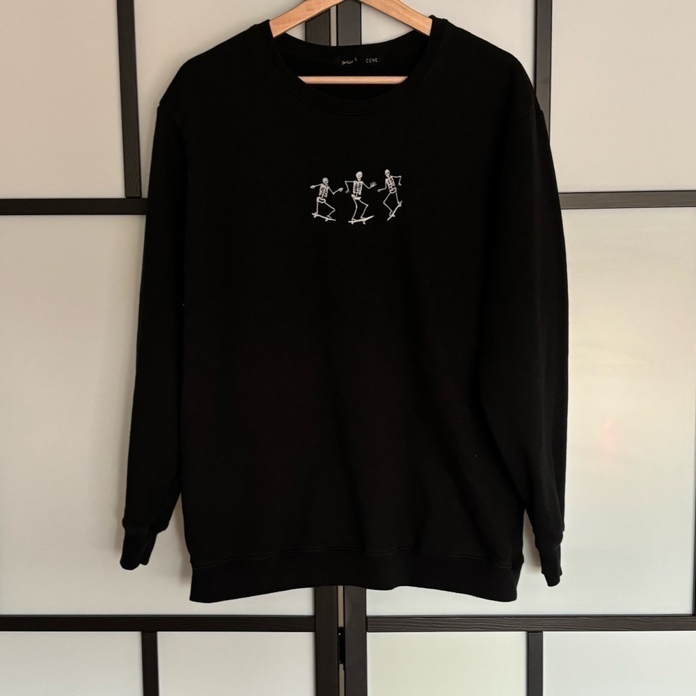 Social Scene skeletons sweatshirt. Size Large‎